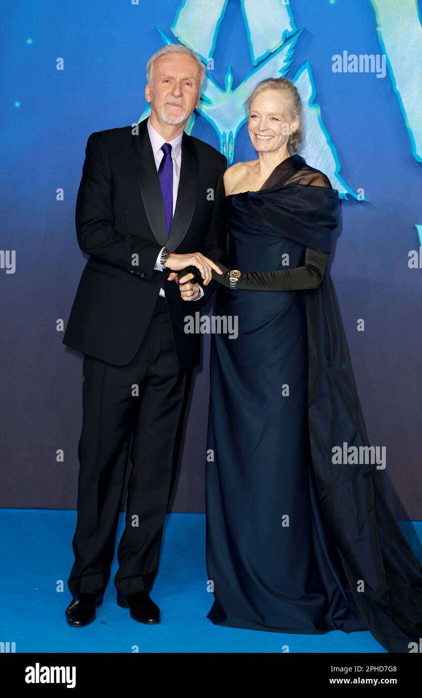 James Cameron und Suzy Amis Cameron besuchen die Weltpremiere von „Avatar: The Way of Water“ am Odeon Luxe Leicester Square in London. Stockfoto