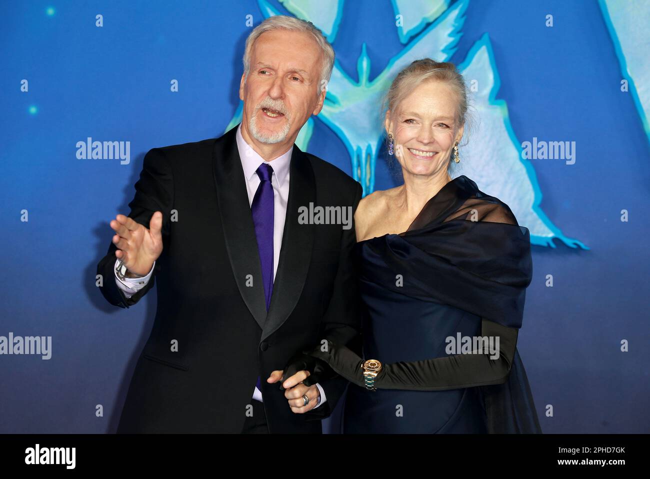 James Cameron und Suzy Amis Cameron besuchen die Weltpremiere von „Avatar: The Way of Water“ am Odeon Luxe Leicester Square in London. Stockfoto