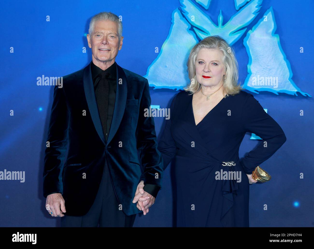 James Cameron und Suzy Amis Cameron besuchen die Weltpremiere von „Avatar: The Way of Water“ am Odeon Luxe Leicester Square in London. Stockfoto