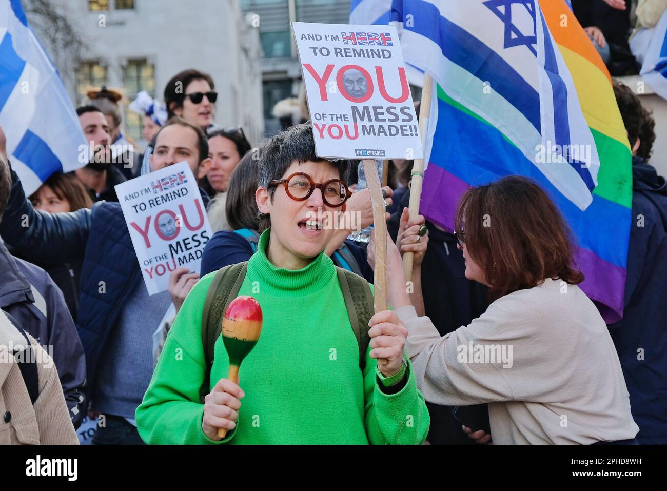 London, Großbritannien. 27. März 2023. Als Reaktion auf die Entlassung des Verteidigungsministers Yoav Gallant, der sich gegen Pläne zur Justizreform aussprach, veranstalten die Briten und Israelis einen Notfallprotest. Tausende gingen nach der Ankündigung der Nachrichten auf die Straßen Israels, darunter Hunderte am späten Sonntagabend in London. Die Neugestaltung würde die Art und Weise ändern, wie Richter ausgewählt werden, und dem israelischen Parlament (Knesset) die Befugnis geben, Entscheidungen des Obersten Gerichtshofs zu überstimmen. Kredit: Elfte Stunde Fotografie/Alamy Live News Stockfoto