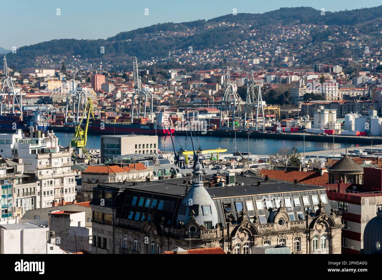 Vigo, Galicien. Spanien. 9. Februar 2023. Hafen von Vigo und die Stadt, Ria de Vigo Stockfoto