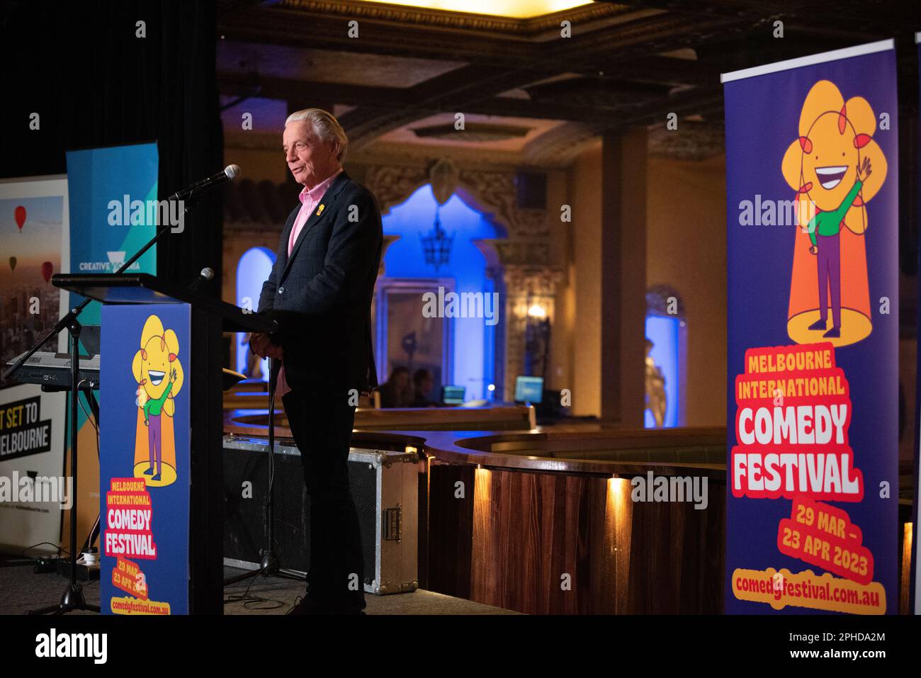 Melbourne, Australien, 28. März 2023. Der Vorsitzende des Festivals Bill Shannon spricht bei der Eröffnung des Melbourne International Comedy Festivals, das im Forum Melbourne stattfindet. Kredit: Jay Kogler/Alamy Live News Stockfoto