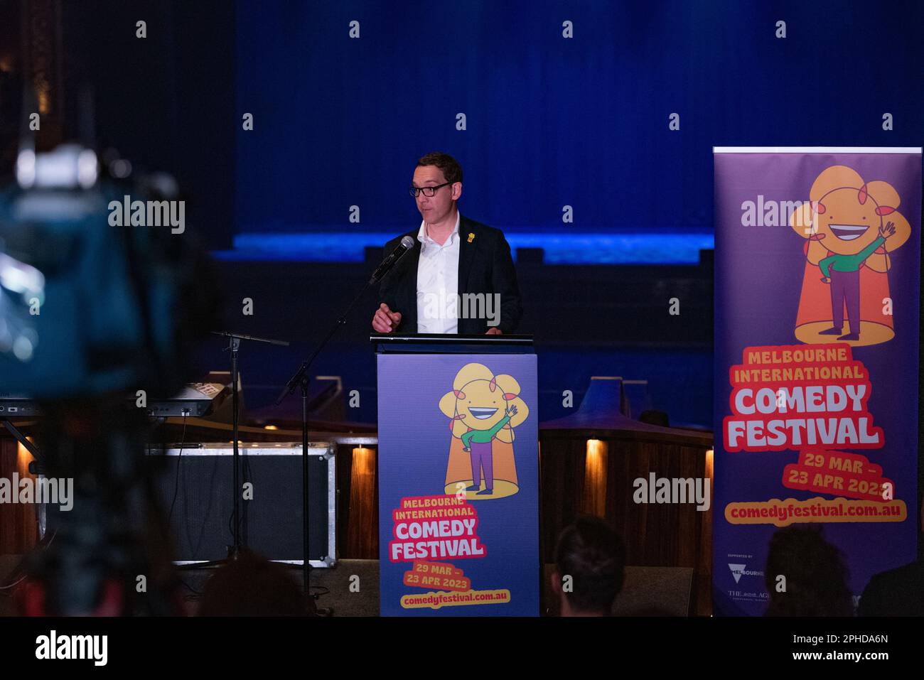 Melbourne, Australien, 28. März 2023. The Hont. Steve Dimopoulos spricht anlässlich der Eröffnung des Melbourne International Comedy Festivals, das im Forum Melbourne stattfindet. Kredit: Jay Kogler/Alamy Live News Stockfoto