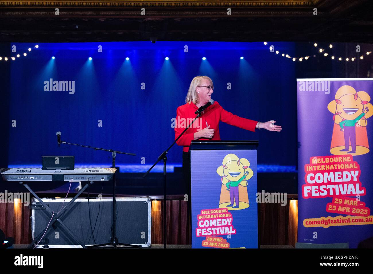 Melbourne, Australien, 28. März 2023. Lord Mayor Sally Capp spricht bei der Eröffnung des Melbourne International Comedy Festivals, das im Forum Melbourne stattfindet. Kredit: Jay Kogler/Alamy Live News Stockfoto