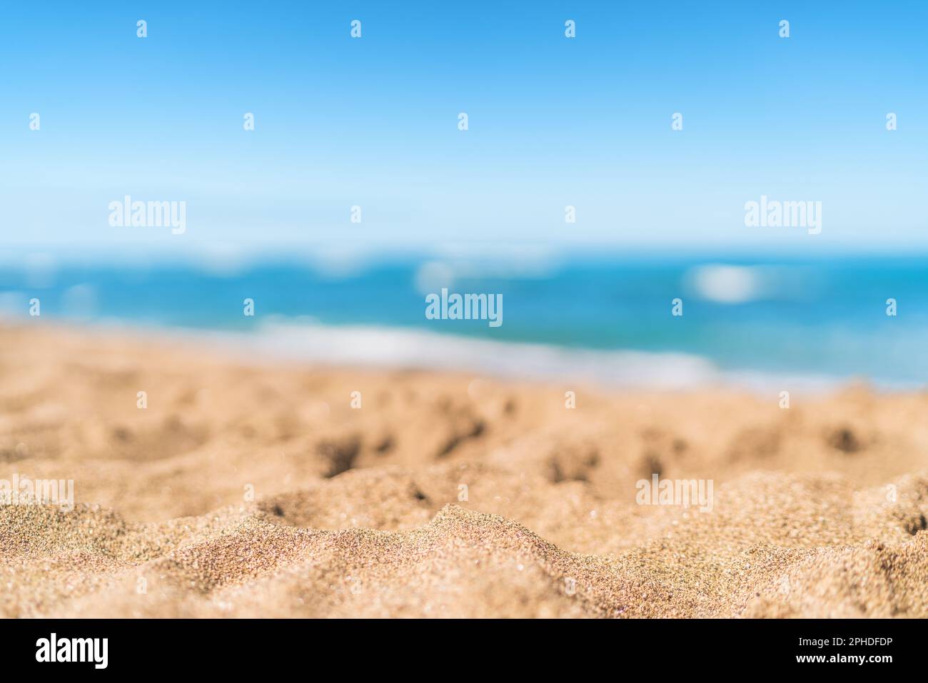 Hintergrund des Sommerstrandes: Blauer Ozean auf weißem Sand. Tropischer karibischer Reiseurlaub Werbetext Stockfoto