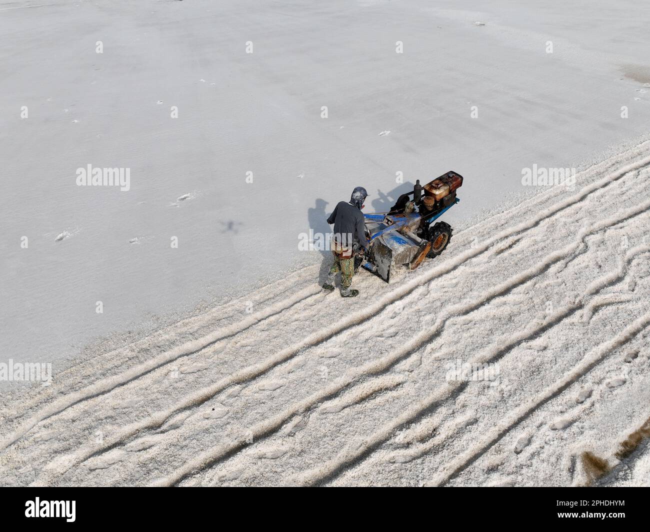 LIANYUNGANG, CHINA - 28. MÄRZ 2023 - Arbeiter arbeiten auf dem Dapu-Salzfeld in Lianyungang, Ost-Chinas Provinz Jiangsu, 28. März 2023. Stockfoto