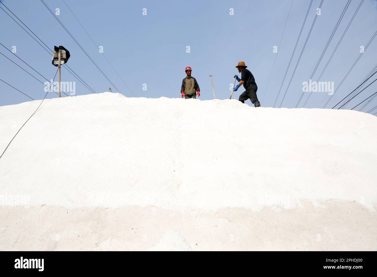 LIANYUNGANG, CHINA - 28. MÄRZ 2023 - Arbeiter arbeiten auf dem Dapu-Salzfeld in Lianyungang, Ost-Chinas Provinz Jiangsu, 28. März 2023. Stockfoto