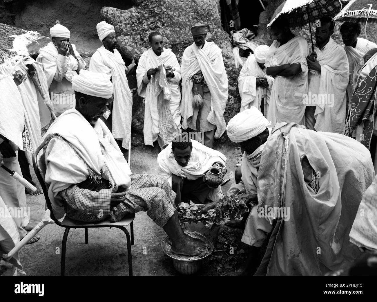 Fußwaschzeremonie in der Kirche des Heiligen Georg in Lalibela, Äthiopien während der Osterwoche. Stockfoto