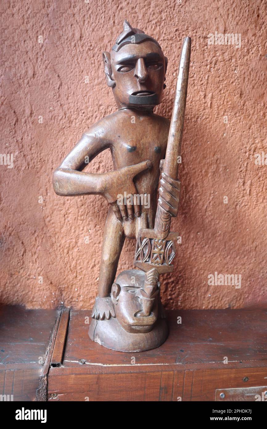 Die Kewenak Statue ist eine hölzerne Statue aus Papua. Stockfoto