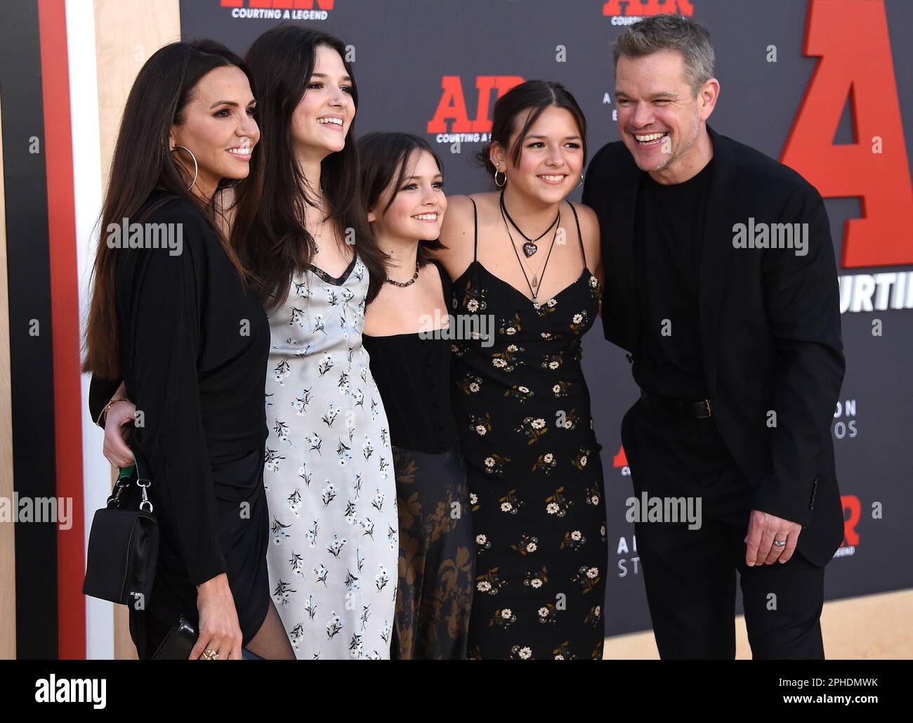 Westwood, USA. 27. März 2023. Matt Damon, Isabella Damon, Gia Zavala Damon, Stella Damon und Luciana Barroso kommen am 27. März 2023 im Regency Village Theatre in Westwood, Kalifornien, zur Premiere von „Air“ in den Amazon Studios. © Lisa OConnor/AFF-USA.com Kredit: AFF/Alamy Live News Stockfoto