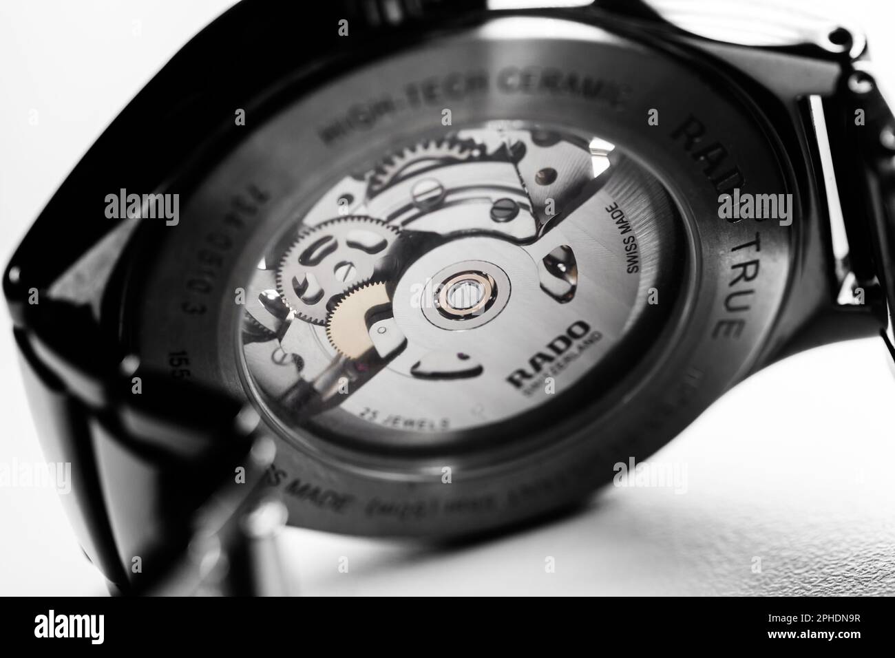 Lengnau, Schweiz - 11. November 2021: Transparente Glasrückseite der selbstaufrollenden Schweizer Uhr. Rado Automatisches Offenes Herz 734.0510.3 Stockfoto