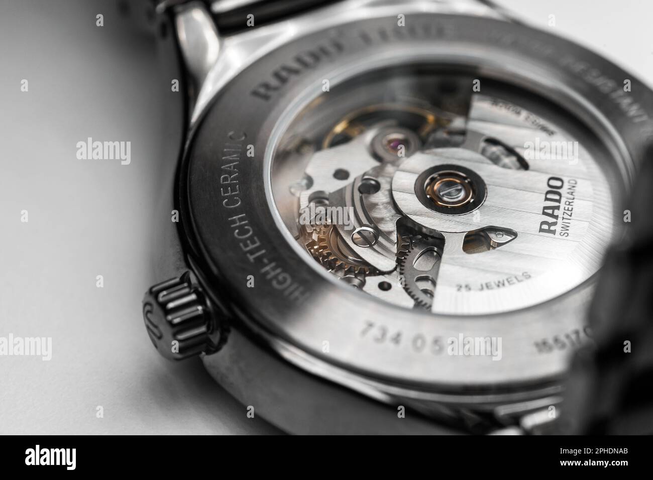 Lengnau, Schweiz - 11. November 2021: Durchsichtige Rückseite der Schweizer selbstaufrollenden Armbanduhr Rado Automatic Open Heart 734.0510.3 Stockfoto