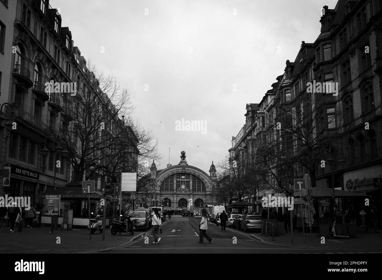 Ein faszinierender Blick auf den Frankfurter Hauptbahnhof von der Kaiserstraße aus in schwarz-weiß Stockfoto