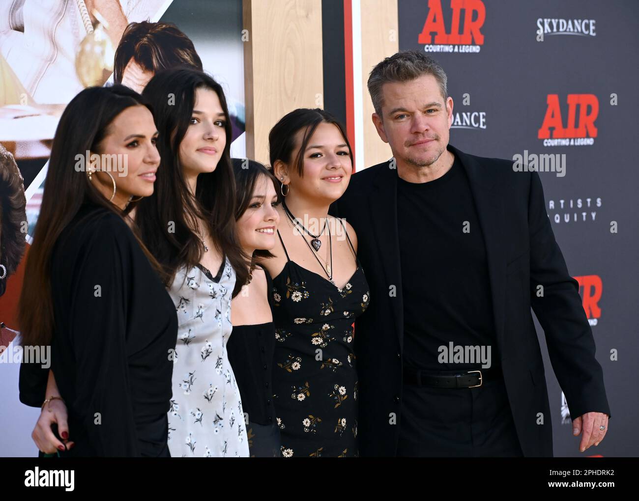 Los Angeles, USA. 27. März 2023. Matt Damon, Luciana Barossa, Isabella Damon, Gia Zavala Damon & Stella Damon bei der Weltpremiere für „Air“ im Regency Village Theatre. Bildnachweis: Paul Smith/Alamy Live News Stockfoto