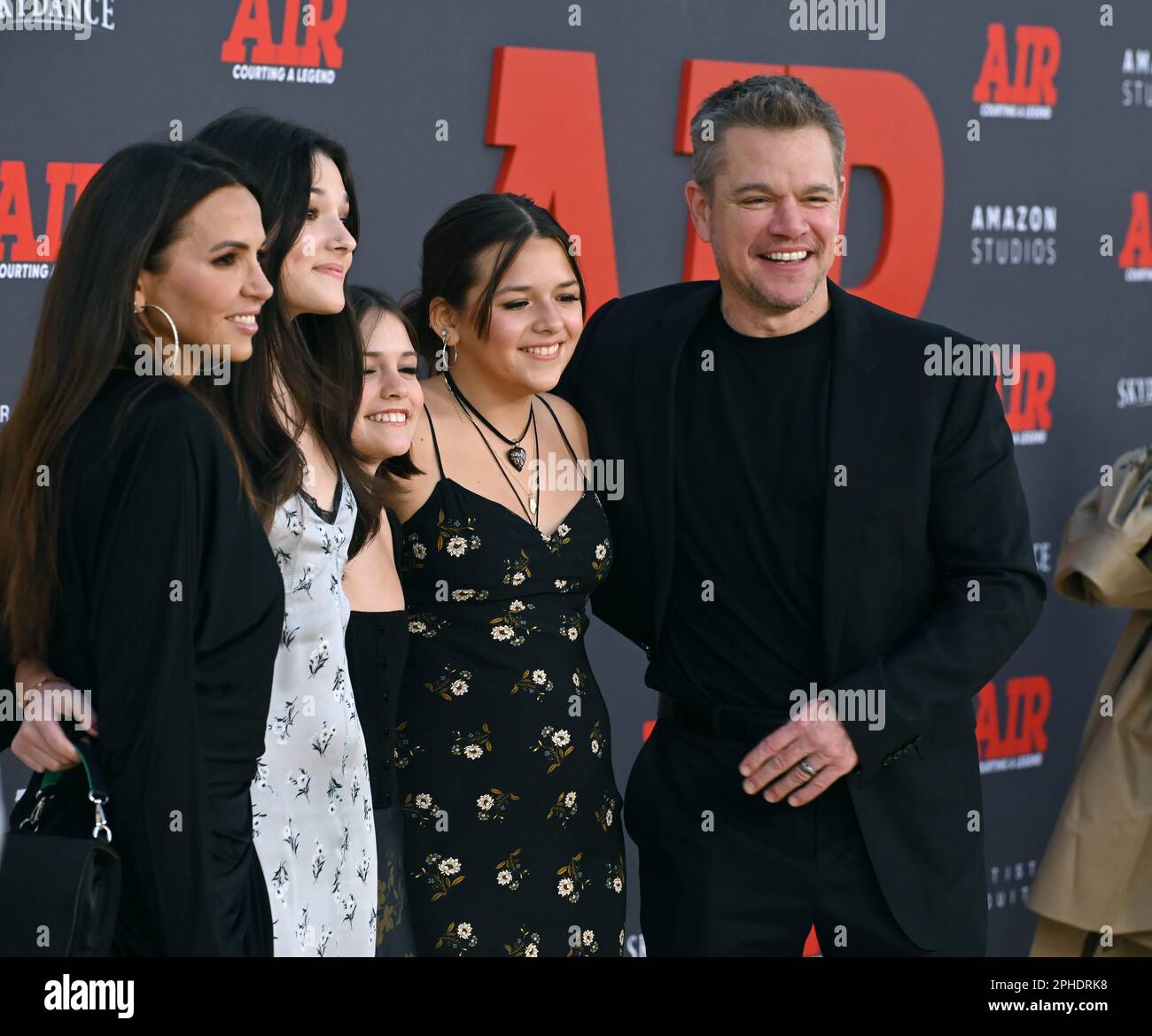 Los Angeles, USA. 27. März 2023. Matt Damon, Luciana Barossa, Isabella Damon, Gia Zavala Damon & Stella Damon bei der Weltpremiere für „Air“ im Regency Village Theatre. Bildnachweis: Paul Smith/Alamy Live News Stockfoto
