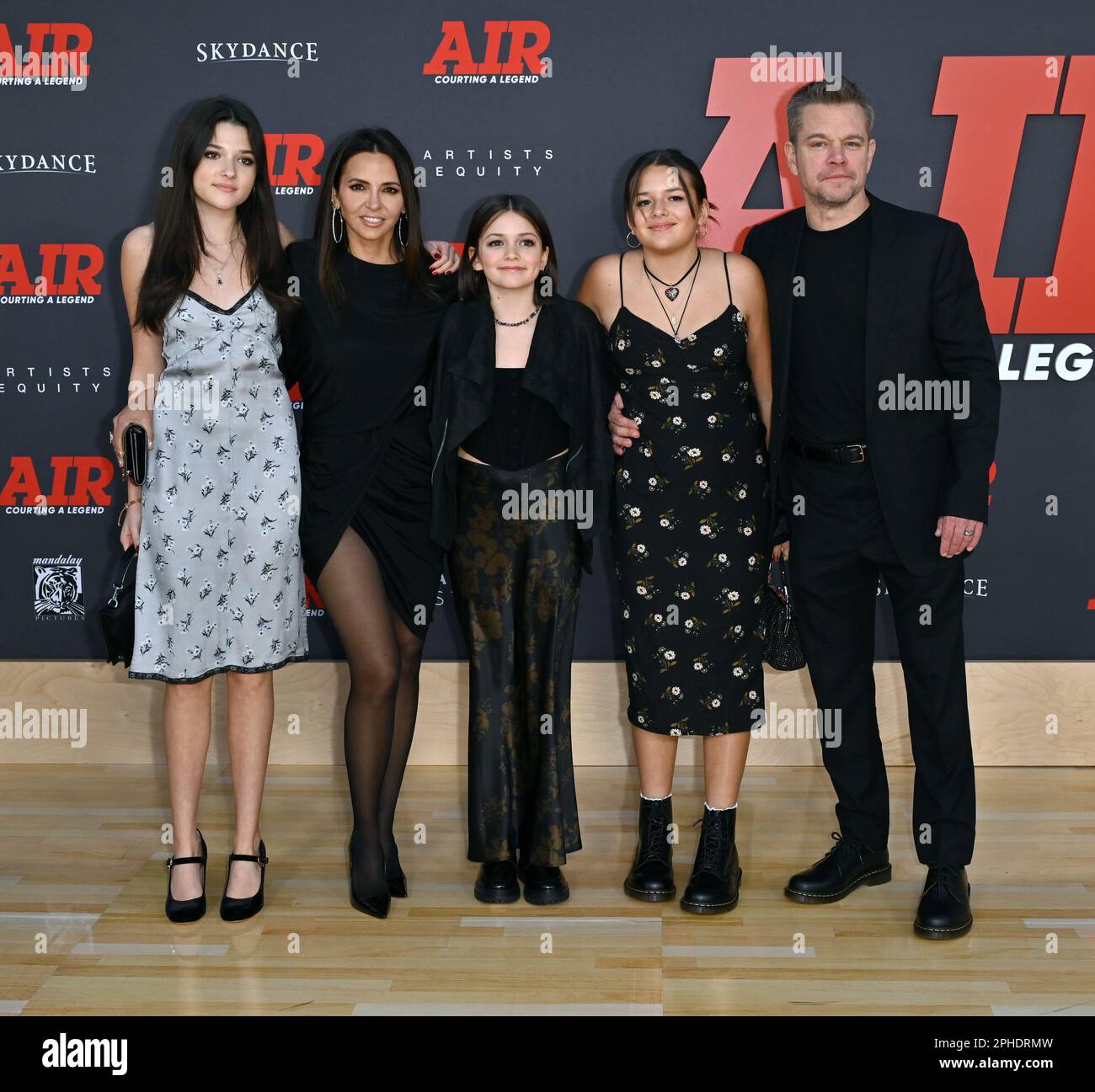 Los Angeles, USA. 27. März 2023. Matt Damon, Luciana Barossa, Isabella Damon, Gia Zavala Damon & Stella Damon bei der Weltpremiere für „Air“ im Regency Village Theatre. Bildnachweis: Paul Smith/Alamy Live News Stockfoto