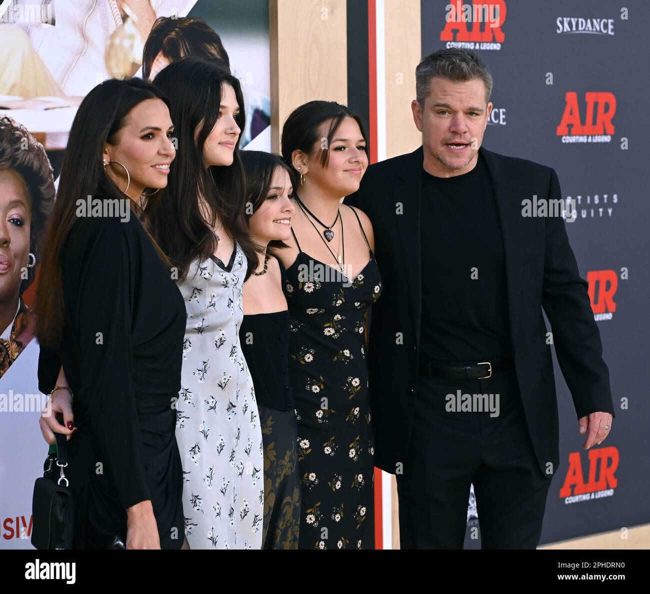 Los Angeles, USA. 27. März 2023. Matt Damon, Luciana Barossa, Isabella Damon, Gia Zavala Damon & Stella Damon bei der Weltpremiere für „Air“ im Regency Village Theatre. Bildnachweis: Paul Smith/Alamy Live News Stockfoto