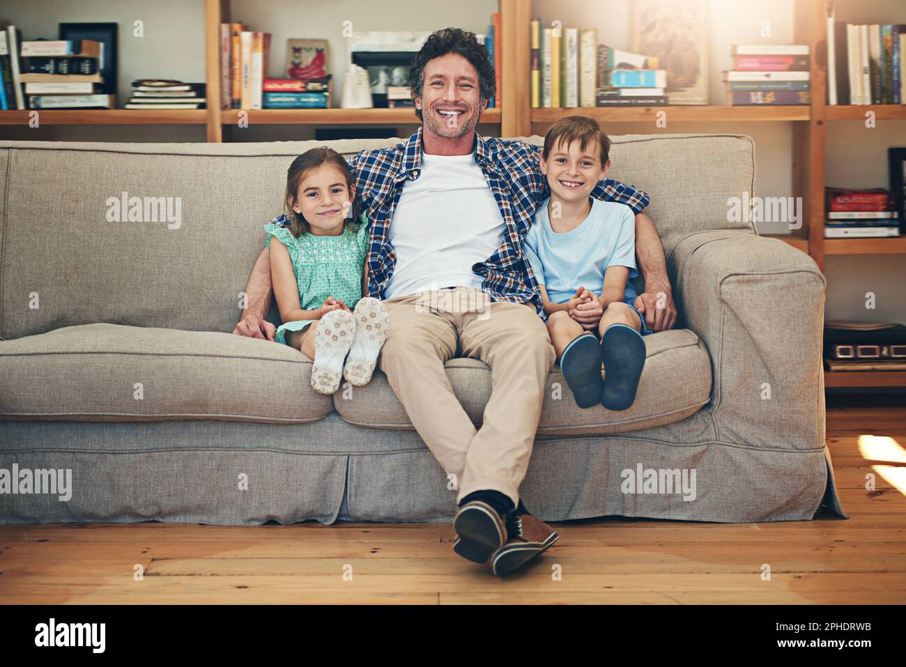 Unsere Lieblingszeit ist Familienzeit. Porträt einer glücklichen Familie, die sich zu Hause auf dem Sofa entspannen kann. Stockfoto