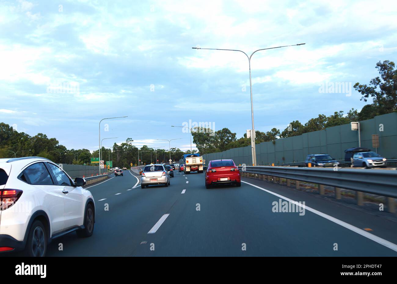 Zufällige Fotografie und Straßenfotografie von Verkehr, Straßen, Autos und Lastwagen, die sich auf Straßen und Autobahnen bewegen Stockfoto