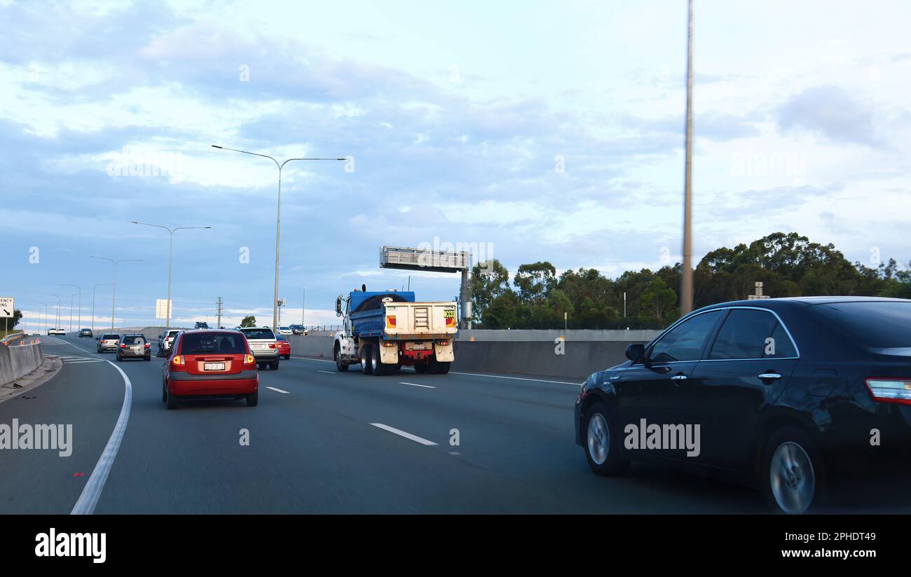 Zufällige Fotografie und Straßenfotografie von Verkehr, Straßen, Autos und Lastwagen, die sich auf Straßen und Autobahnen bewegen Stockfoto
