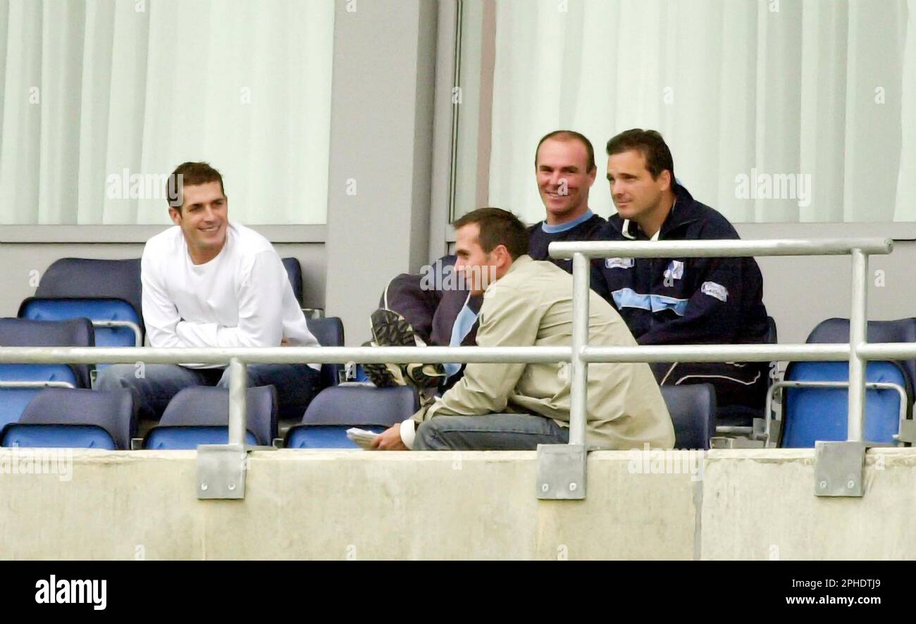 BILDER ABLEGEN. Pix: Matthew Lewis/SWpix.com - 18/09/2002 - Cricket - Frizell County Championship - Headingley Cricket Ground, Leeds, England - Kent's Paul Nixon sitzt zusammen mit dem Teamkollegen Mark Ealham und Yorkshire's Michael Vaughan und Matthew Wood während des Spiels gegen Yorkshire, Nachdem er letzte Nacht herausgefunden hat, dass er von seinem Club Kent freigelassen wurde. Stockfoto