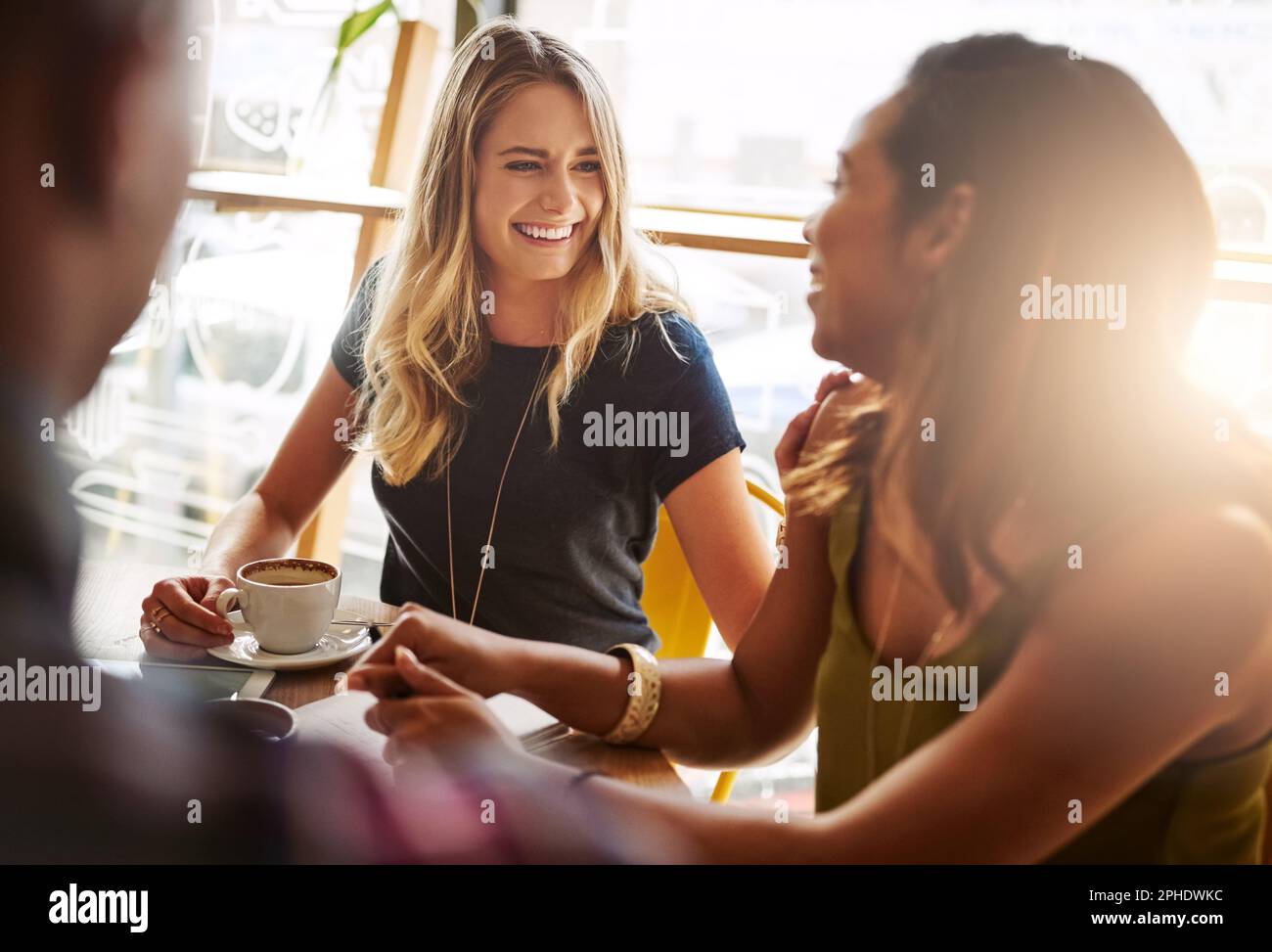 Zeit für ein kurzes Gespräch. Eine Gruppe von Freunden, die in einem Café Kaffee trinken. Stockfoto