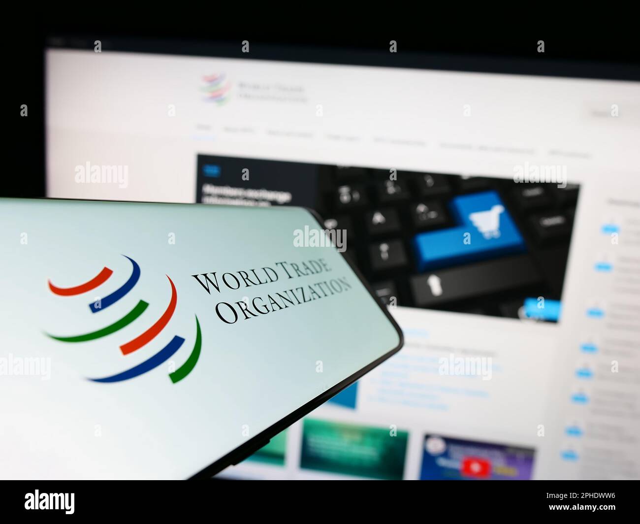 Mobiltelefon mit Logo der Welthandelsorganisation (WTO) auf dem Bildschirm vor der Website. Fokus auf die Mitte links des Telefondisplays. Stockfoto Mobiltelefon mit Logo der Welthandelsorganisation (WTO) auf dem Bildschirm vor der Website. Fokus auf die Mitte links des Telefondisplays. Stockfoto