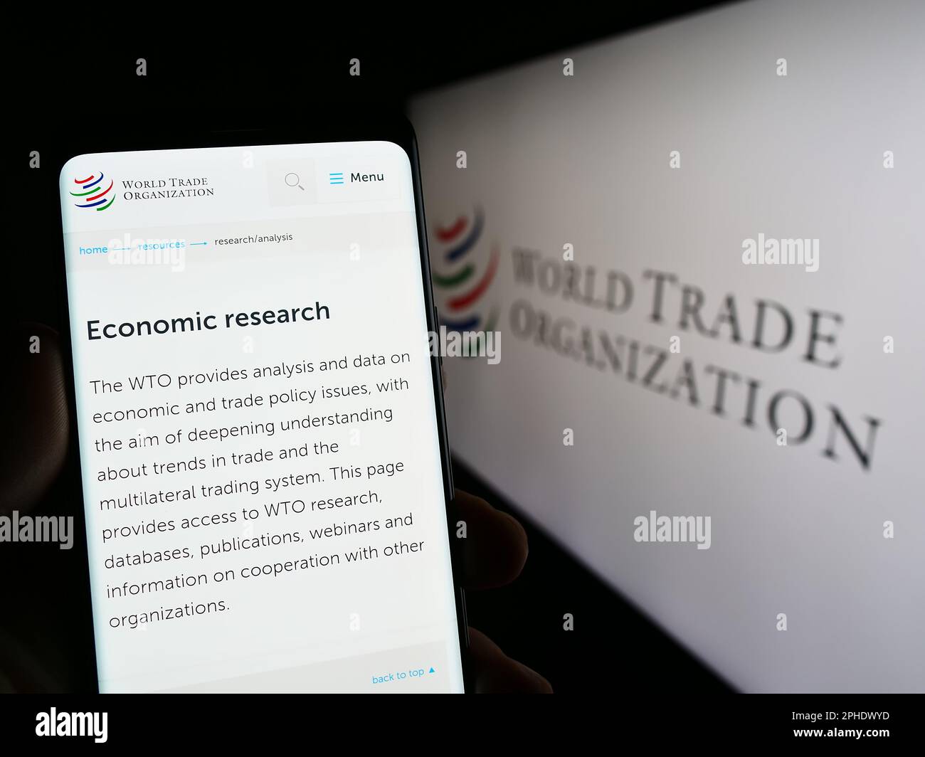 Person, die ein Smartphone mit einer Webseite der Welthandelsorganisation (WTO) auf dem Bildschirm vor dem Logo hält. Konzentrieren Sie sich auf die Mitte des Telefondisplays. Stockfoto Person, die ein Smartphone mit einer Webseite der Welthandelsorganisation (WTO) auf dem Bildschirm vor dem Logo hält. Konzentrieren Sie sich auf die Mitte des Telefondisplays. Stockfoto
