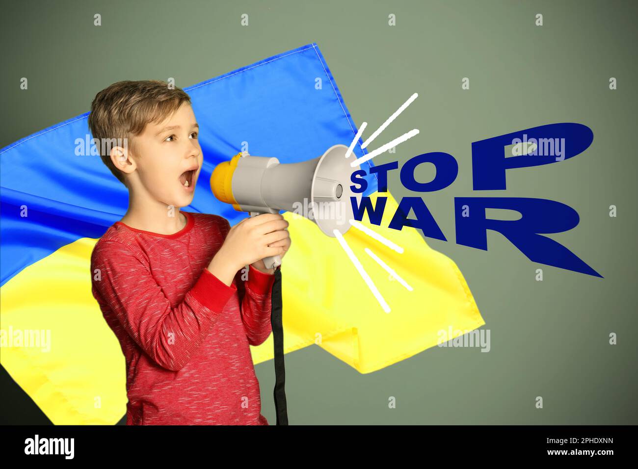 Beenden Sie den Krieg in der Ukraine. Kleiner Junge mit Megafon und ukrainischer Nationalflagge auf farbigem Hintergrund Stockfoto