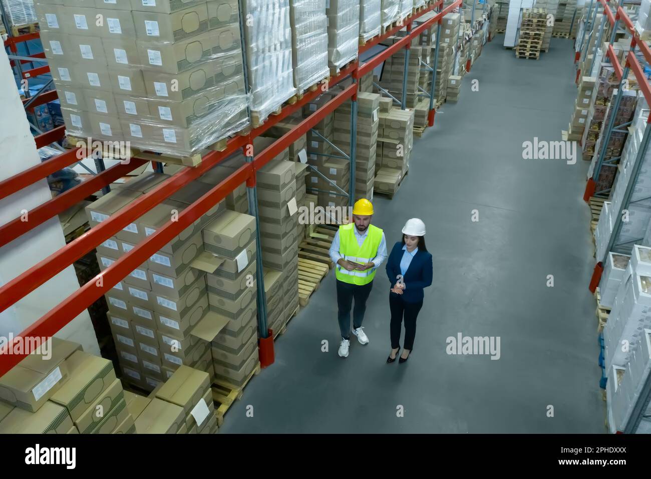 Manager und Mitarbeiter im Lager, über der Ansicht. Logistikzentrum Stockfoto