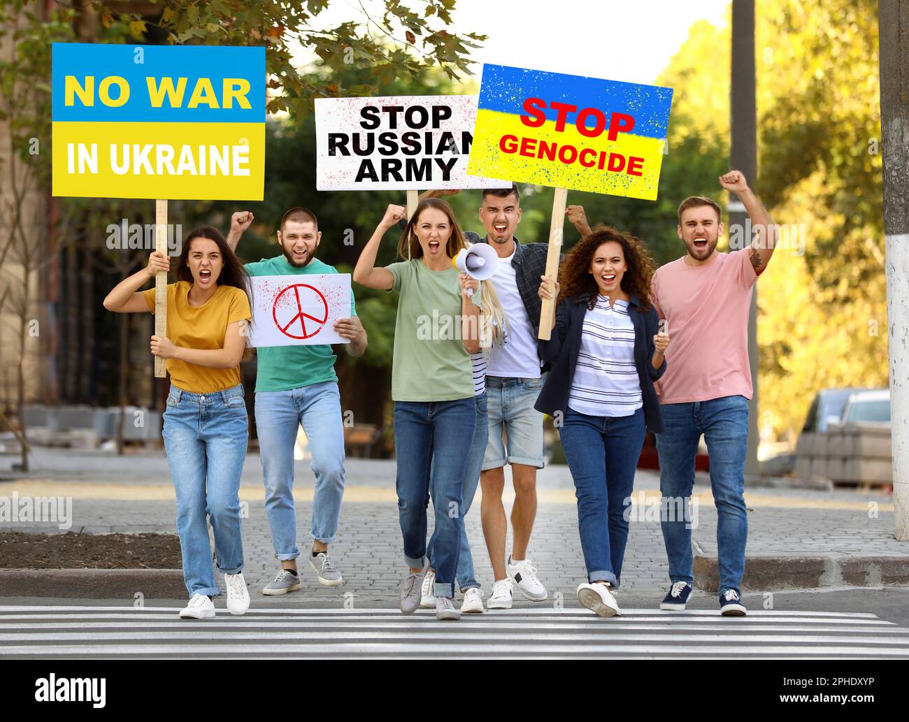 Beenden Sie den Krieg in der Ukraine. Protest gegen Menschen mit Plakaten im Freien Stockfoto