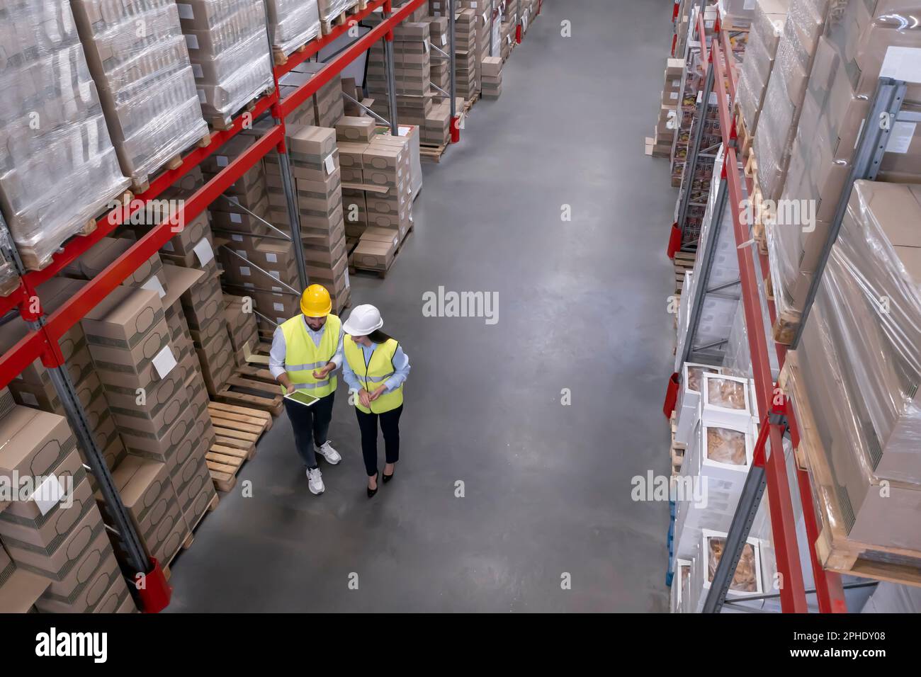 Manager und Mitarbeiter im Lager, über der Ansicht. Logistikzentrum Stockfoto
