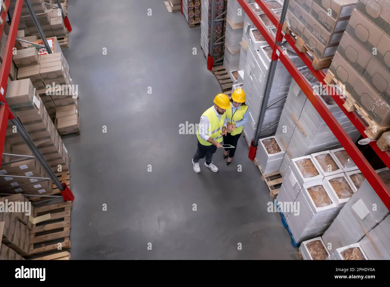 Manager und Mitarbeiter im Lager, über der Ansicht. Logistikzentrum Stockfoto