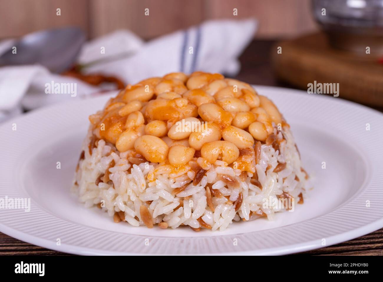Pilaf fr trockene Bohnen. Dieses Gericht wird in perfekter Harmonie aus  trockenen Bohnen und Reis zubereitet und ist sowohl nahrhaft als auch  befriedigend. Traditionelle trkische Kche. Standort Stockfotografie -  Alamy