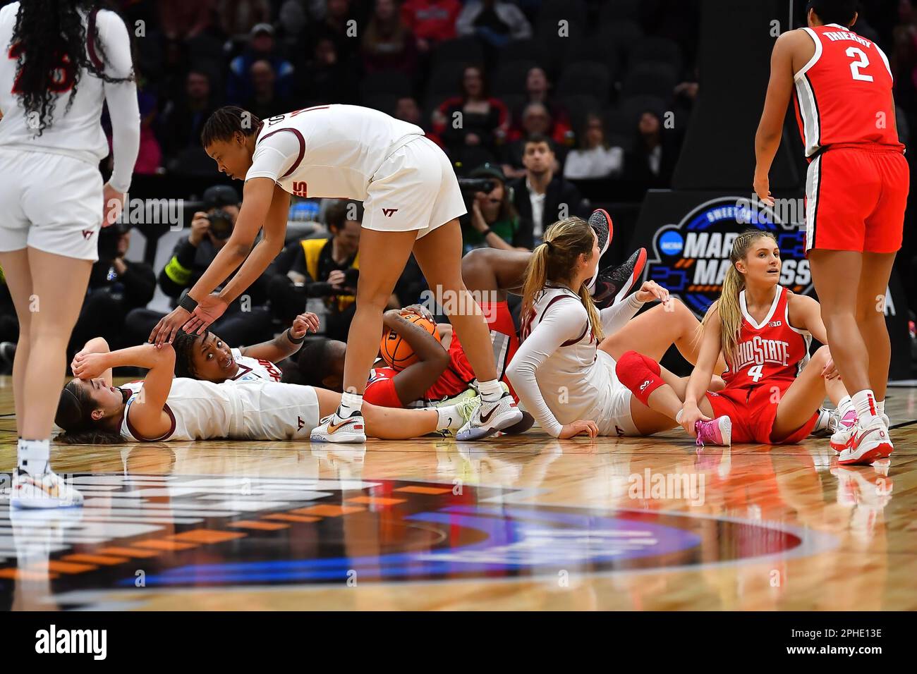 26. März 2023: Das Äquivalent eines Autobahnabsturzes lässt Spieler während des NCAA-Basketballspiels für Frauen im NCAA Regional Final zwischen Ohio State und Virginia Tech in der Climate Pledge Arena in Seattle, WA, auf dem Boden liegen. Virginia Tech besiegte Ohio State 84-74, um in das erste Finale 4 vorzudringen. Steve Faber/CSM Stockfoto