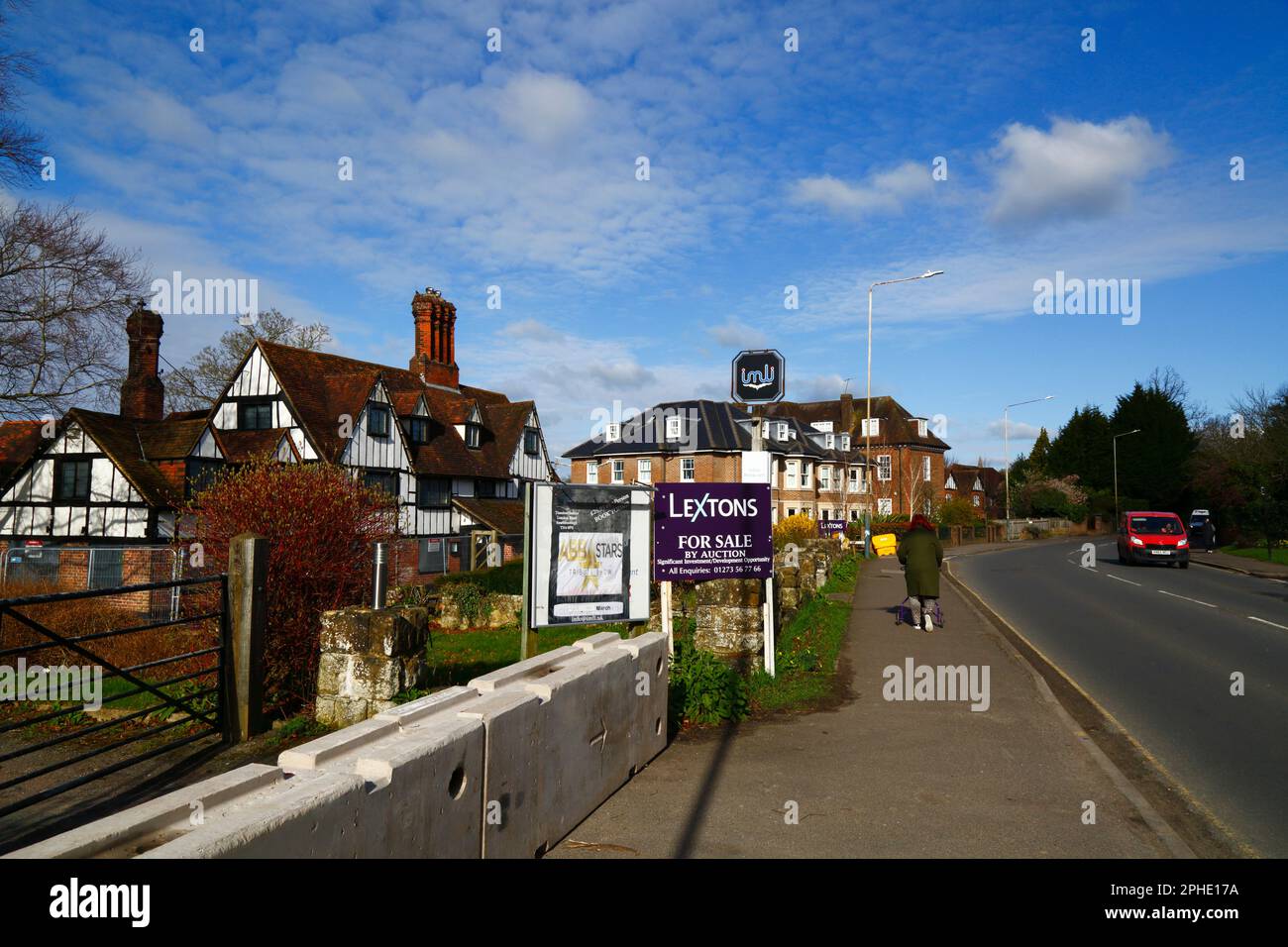 Southborough, Kent, England. „For Sale by Auction“-Schild vor dem ehemaligen Pub/Restaurant „The Weavers“, einem historischen Bauernhaus aus dem 16. Jahrhundert in der Wealden Hall, das kürzlich zum Verkauf angeboten wurde. Es ist ein denkmalgeschütztes Gebäude der Kategorie II und eines der bedeutendsten historischen Gebäude in Southborough. Die Auktion findet am 26. 2023. April statt. Der Orientierungspreis der Website beträgt £950.000 Freehold. Das Imli Indian Restaurant, das derzeit bewohnt wird, hat vor kurzem geschlossen, weil es sich keine Mieterhöhung leisten konnte. Stockfoto