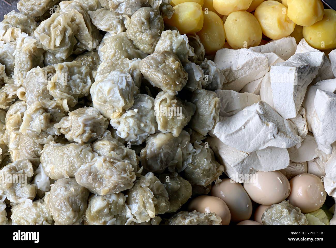 Siomay, ein traditionelles indonesisches Street Food mit Erdnusssoße. Stockfoto