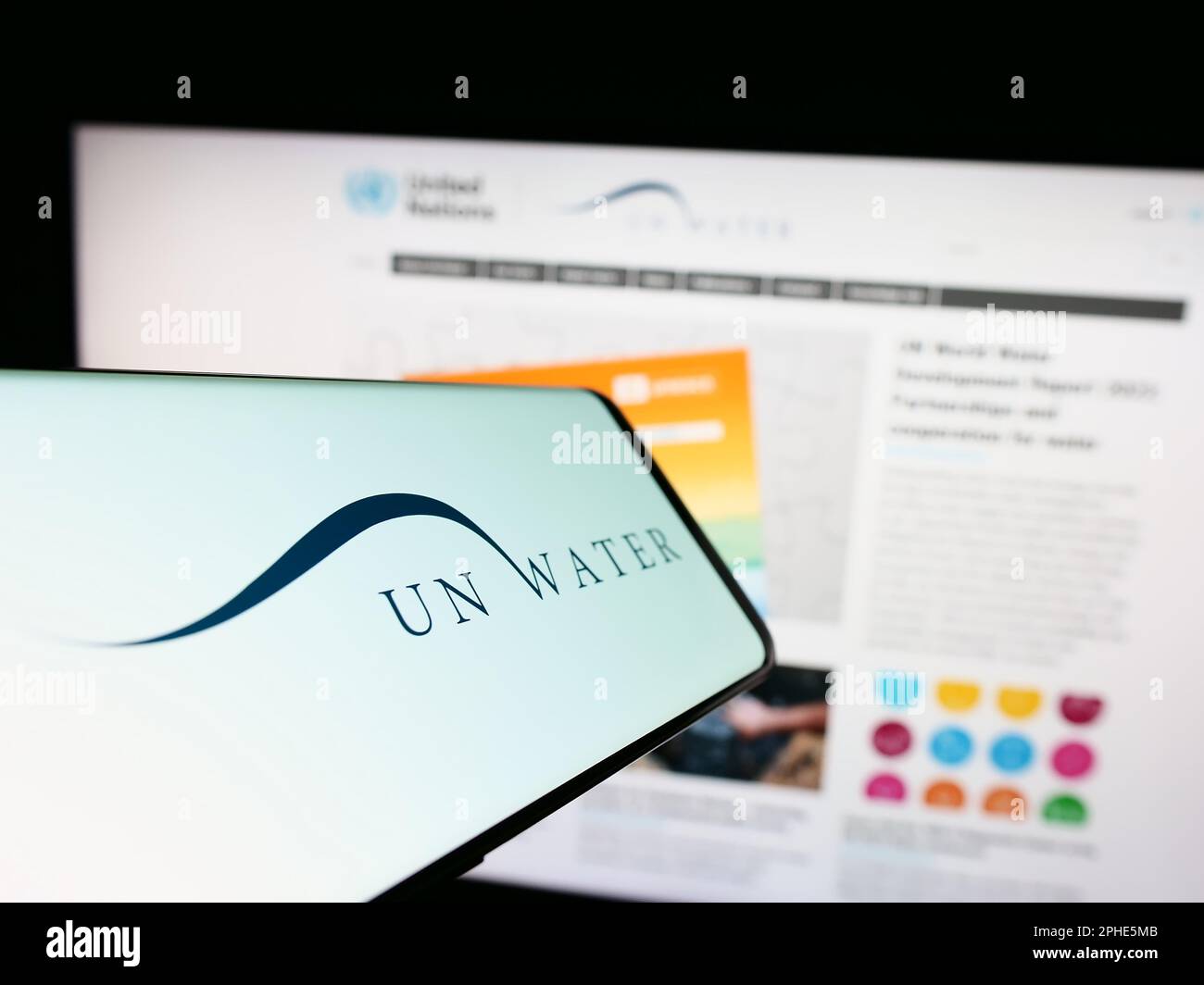 Smartphone mit Logo der Agentur United Nations Water (UN-Water) auf dem Bildschirm vor der Website. Fokus auf die Mitte rechts des Telefondisplays. Stockfoto