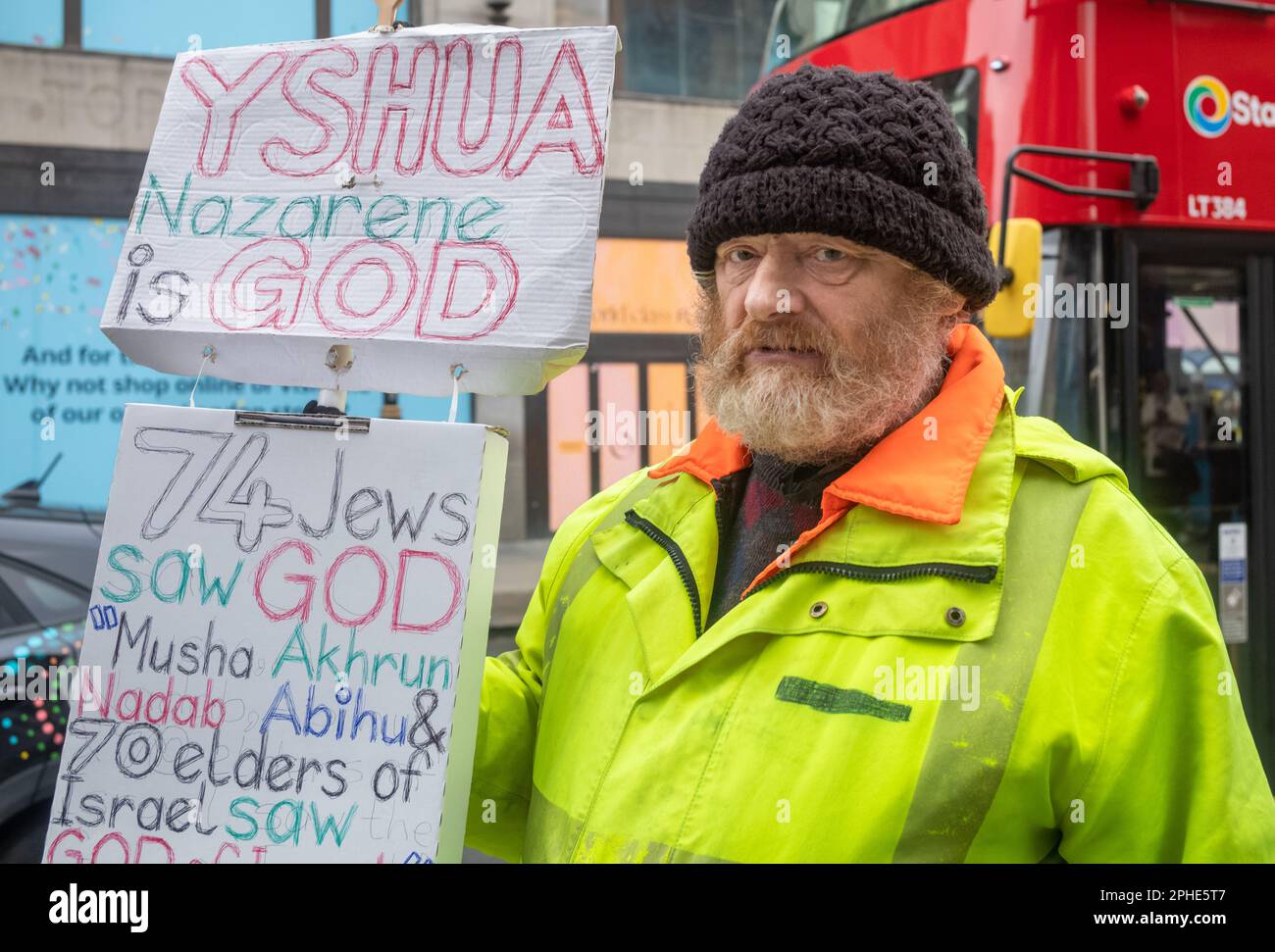 Clive, ein christlicher Evangelist des alten Testaments, mit seinen Plakaten am Oxford Circus im West End von London, Großbritannien. Clive hat Oxford beleidigt Stockfoto