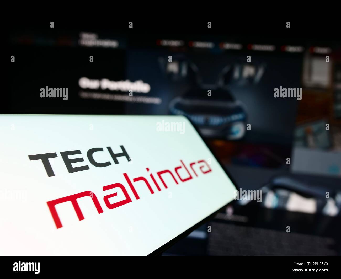 Handy mit Logo des indischen IT-Unternehmens Tech Mahindra Limited auf dem Bildschirm vor der Business-Website. Fokus auf die Mitte links des Telefondisplays. Stockfoto