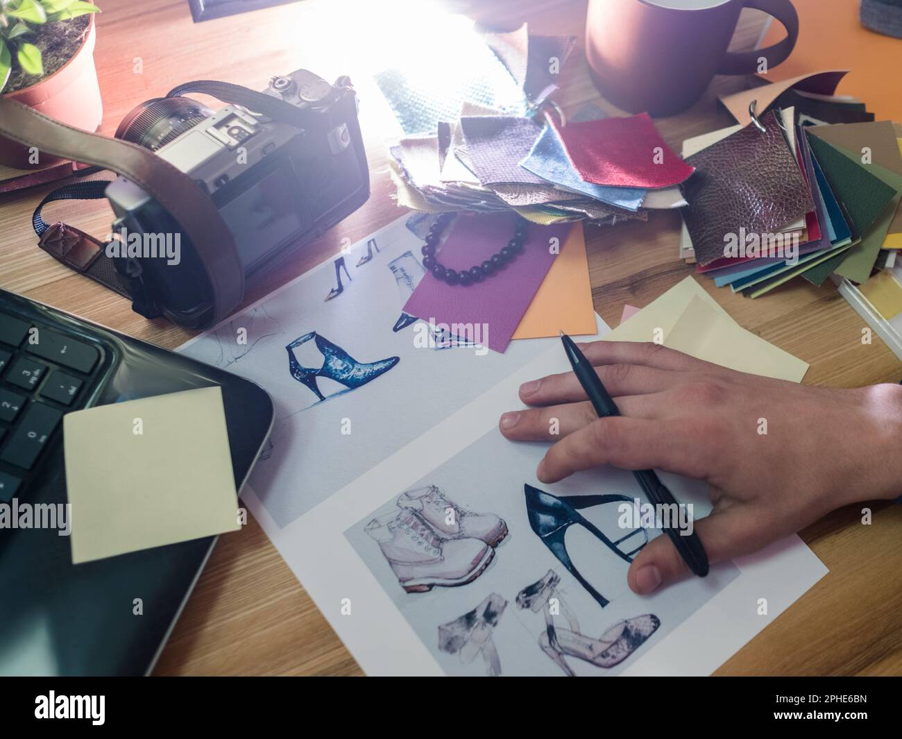 Modedesigner kreative Arbeit Skizzen Ideenmuster Stockfoto