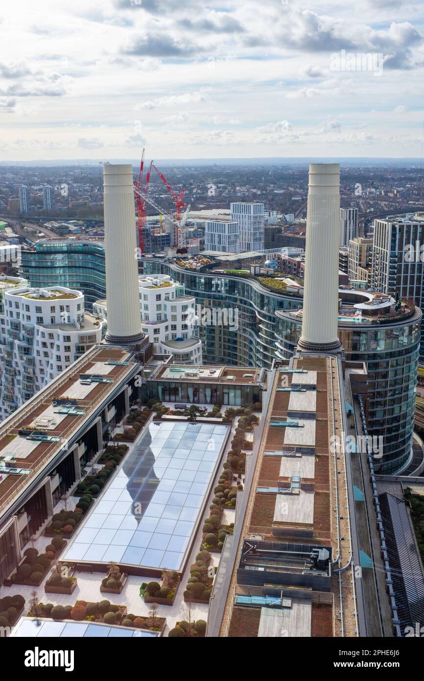 Londons Battersea Power Station, restauriert und im Oktober 2022 wiedereröffnet. Der Blick von der Spitze eines der vier berühmten Schornsteine des Bahnhofs. Stockfoto