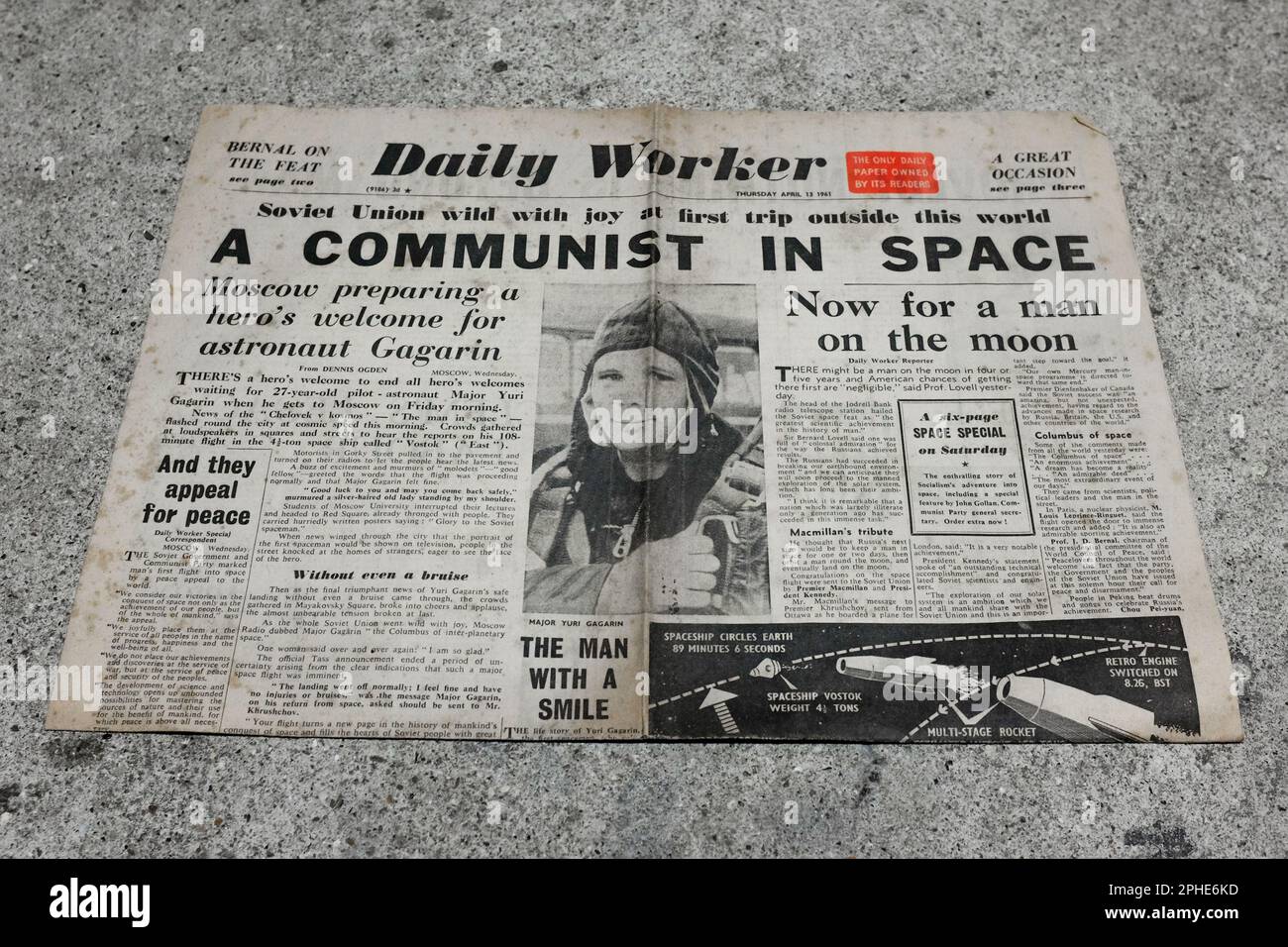 Die Tageszeitung Daily Worker am Donnerstag, den 13. April 1961, berichtet über den historischen Raumflug, den Yuri Gagarin einen Tag zuvor durchgeführt hat. Stockfoto