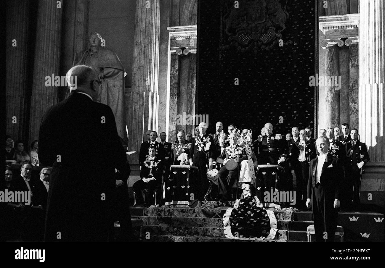 Carl XVI Gustaf, König von Schweden. Geboren am 30. april 1946. Abbildung bei der feierlichen Eröffnung des schwedischen parlaments 1966. König Gustaf VI. Adolf sitzt in der Mitte auf einem Thron, von wo aus er seine Rede vor dem parlament hielt. Stockfoto