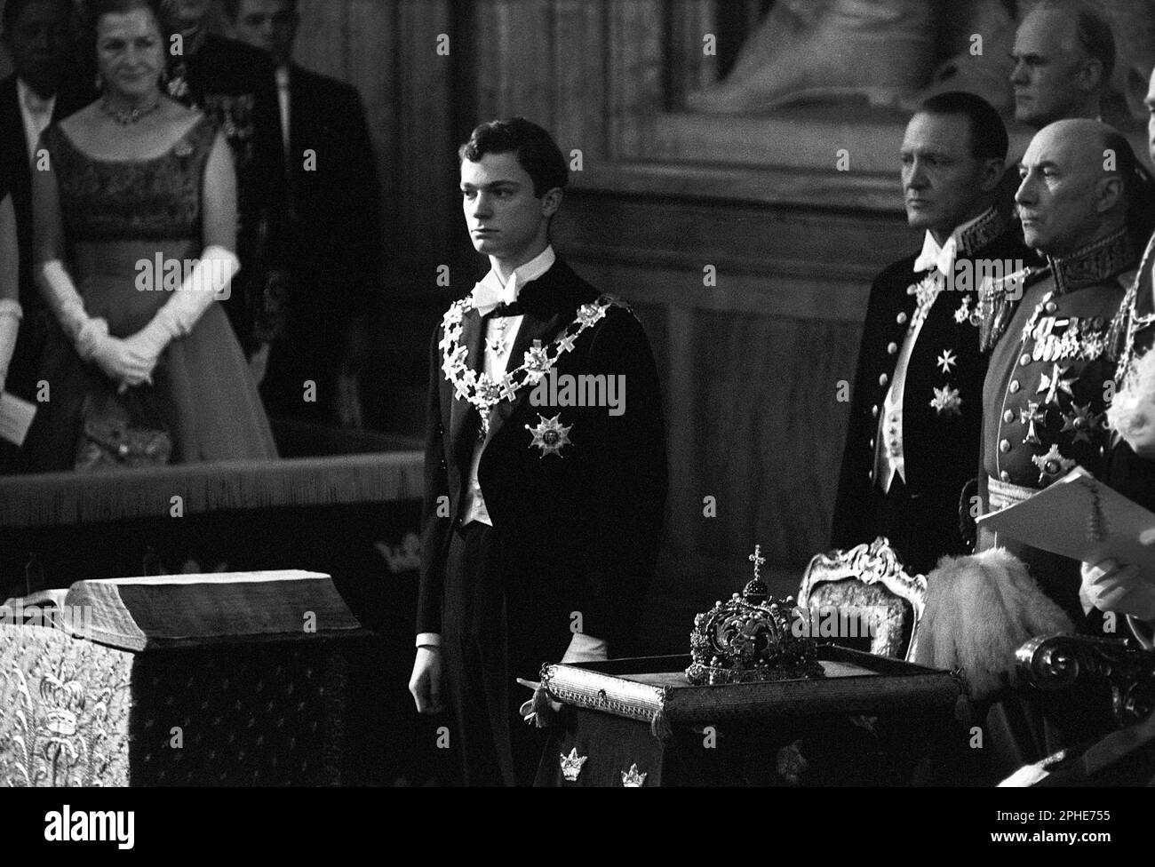 Carl XVI Gustaf, König von Schweden. Geboren am 30. april 1946. Abbildung bei der feierlichen Eröffnung des schwedischen parlaments 1966. König Gustaf VI. Adolf sitzt in der Mitte auf einem Thron, von wo aus er seine Rede vor dem parlament hielt. Stockfoto