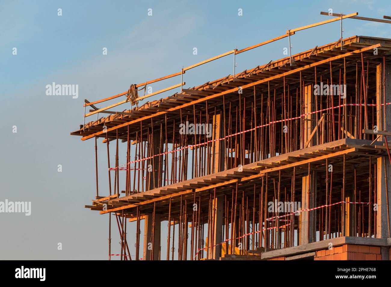 Gerüste mit den Betonsäulen Rahmen der Gebäudestruktur, selektiver Fokus Stockfoto