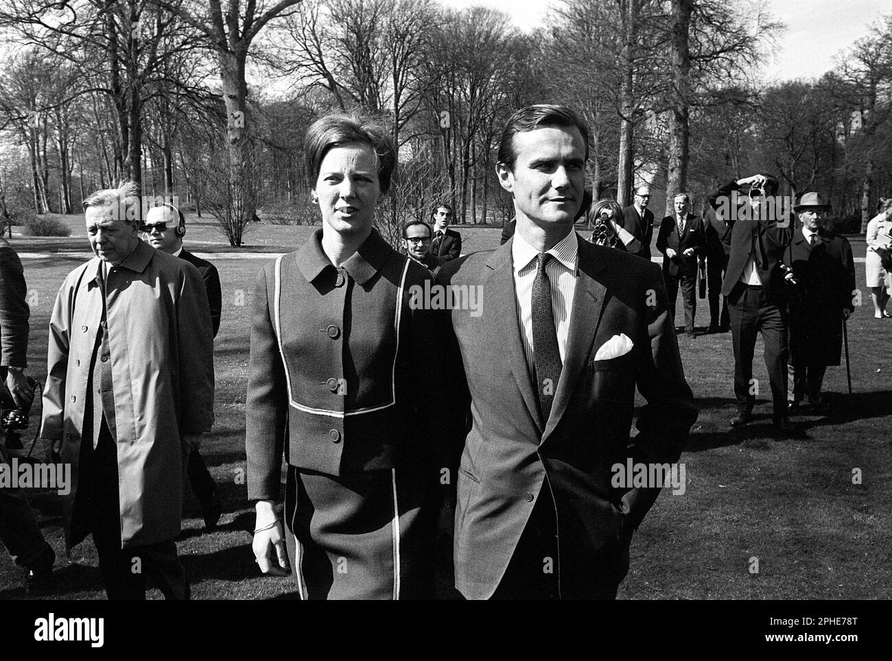 Margrethe II von Dänemark. Mit Henri de Laborde de Monpezat im Fredensborg-Palast in Kopenhagen im Frühjahr 1967, wo das Paar seine Hochzeit am 10 1967. juni ankündigt. Zu dieser Zeit war Margrethe Kronprinzessin und Thronerbin, sie wurde am 15. januar 1972 Königin von Dänemark. Stockfoto