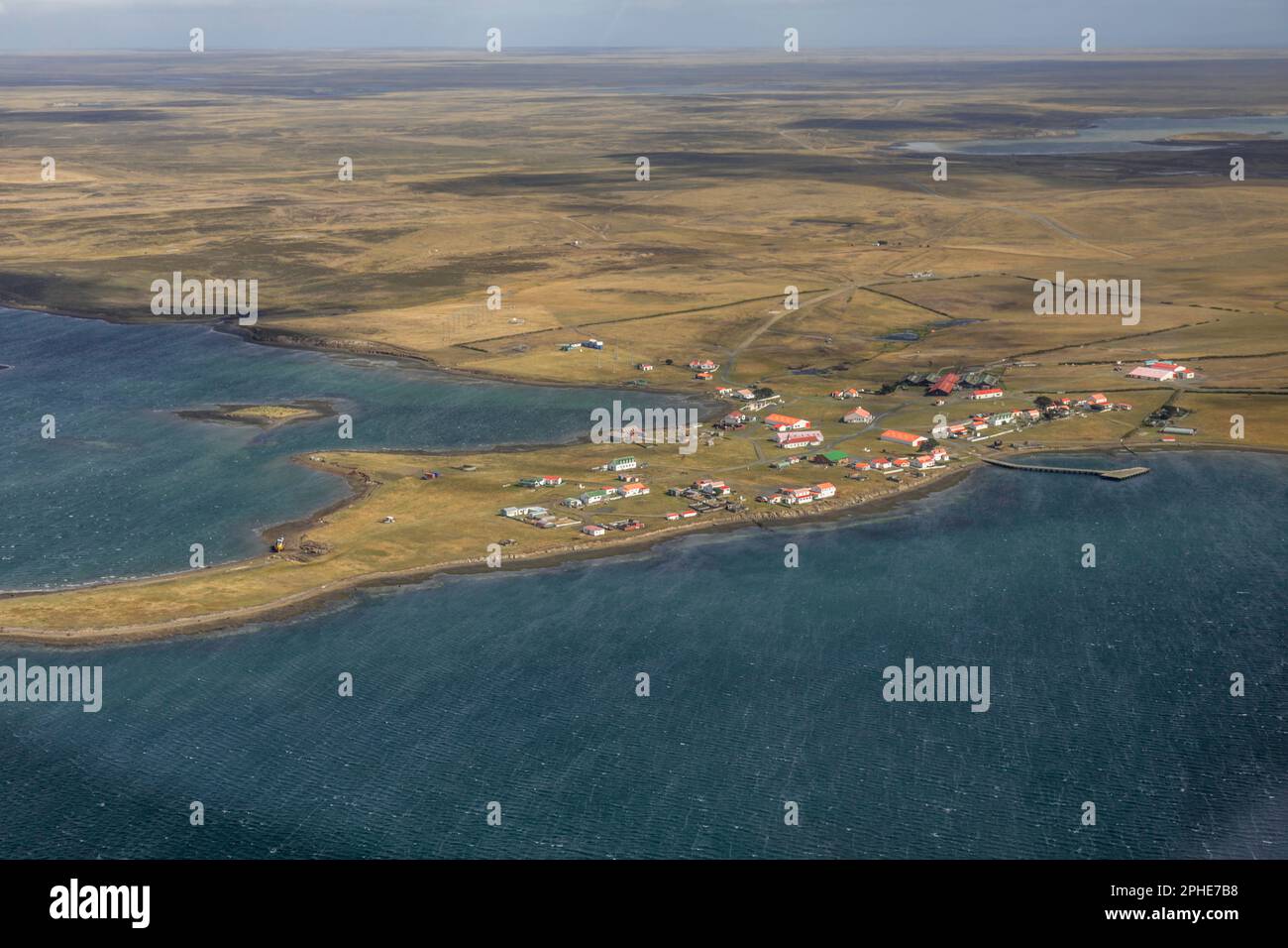 Ein Luftfoto der Siedlung in Goose Green auf den Falklandinseln. Stockfoto