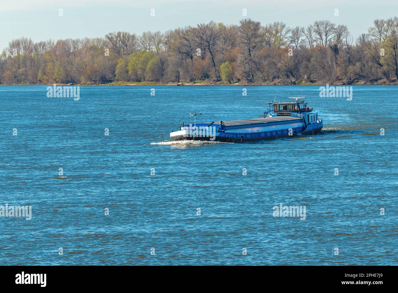 Containerschiff für den Gütertransport auf der Donau, selektiver Schwerpunkt Stockfoto