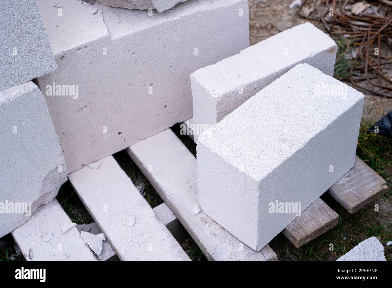 Porenbetonstein wird in verschiedene Größen geschnitten. Universeller Baustoffgasblock. Weißer poröser Baustein Stockfoto